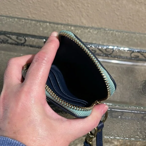 Fossil wristlet, phone holder, and credit cards - Picture 2 of 5